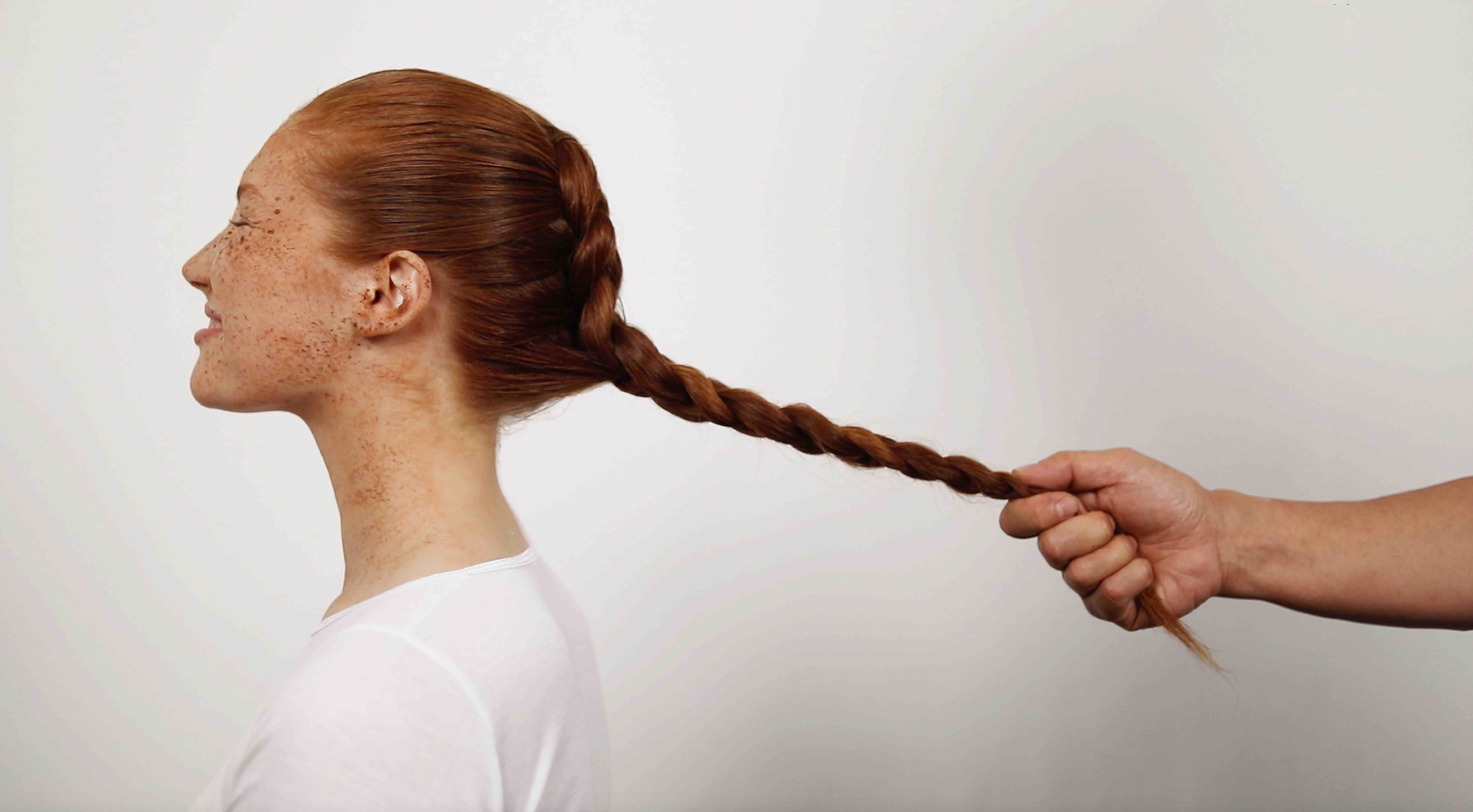 Как женщина может поднять себя за волосы