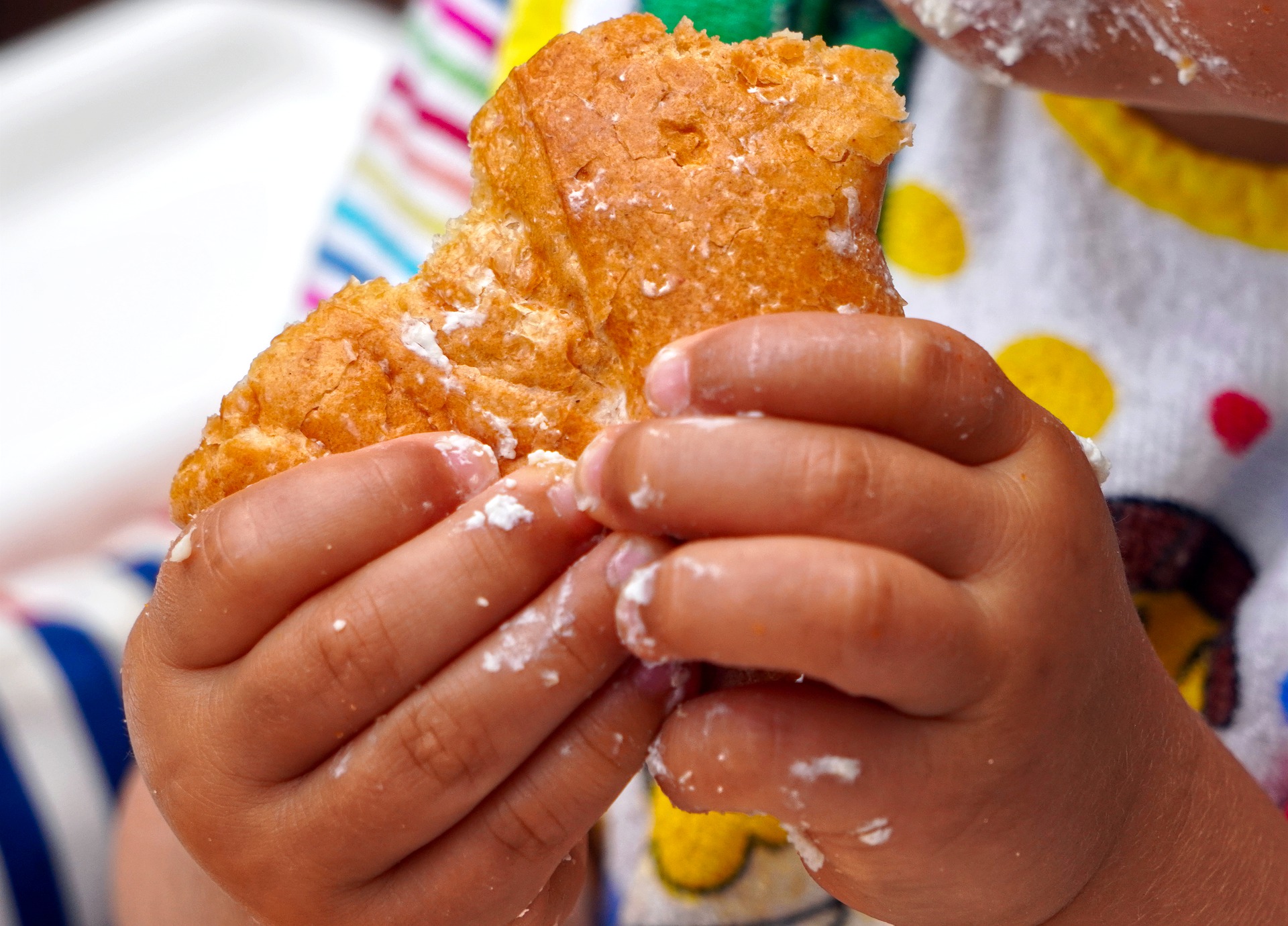 Можно кушать руками. Рука с едой. Ребенка с хлебом в руках. Еда на ладони. Еда которую едят руками.