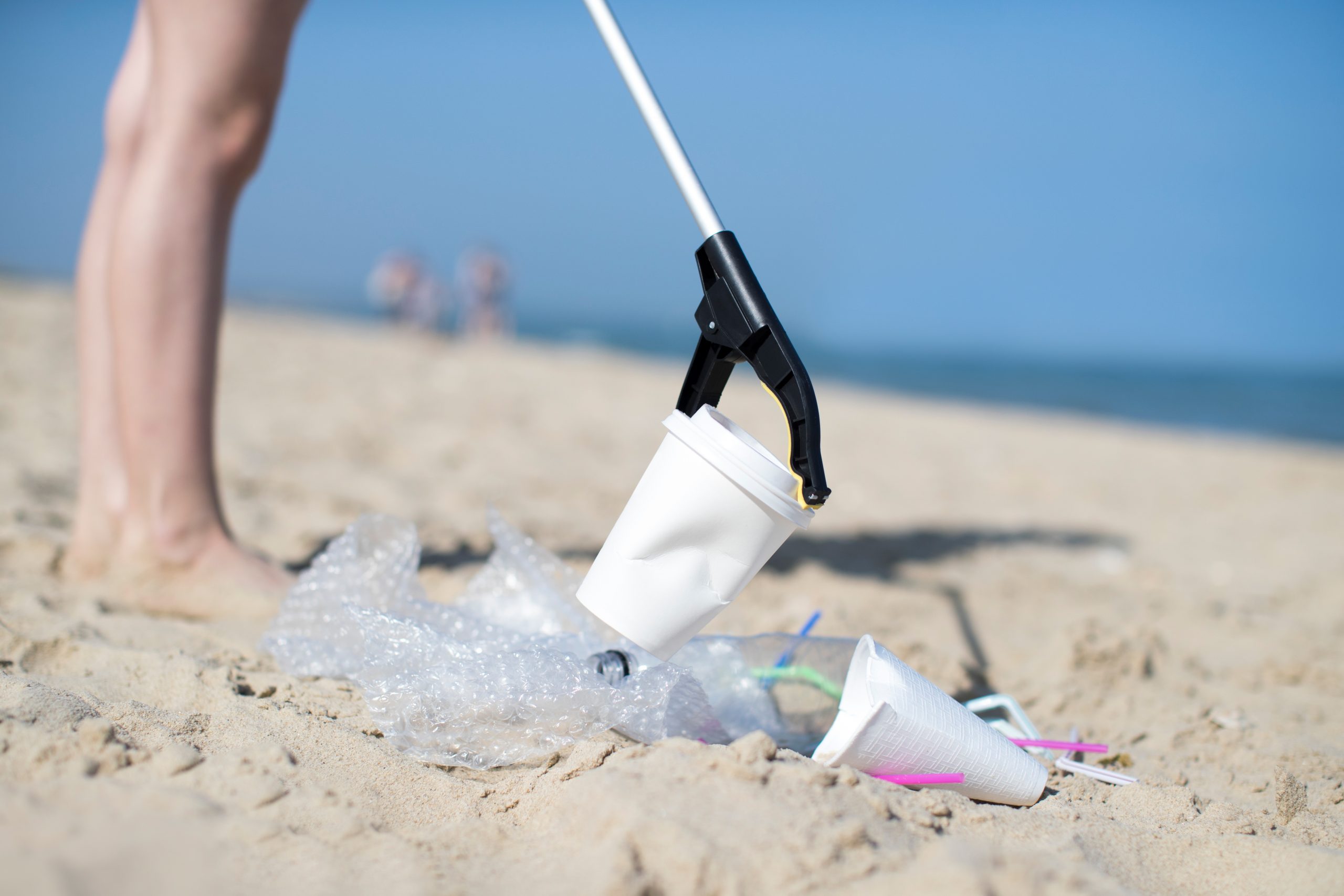 Beach clean up. Чистка пляжа. Расчистишь пляж. Люди чистят пляж. Litter Picker робот.